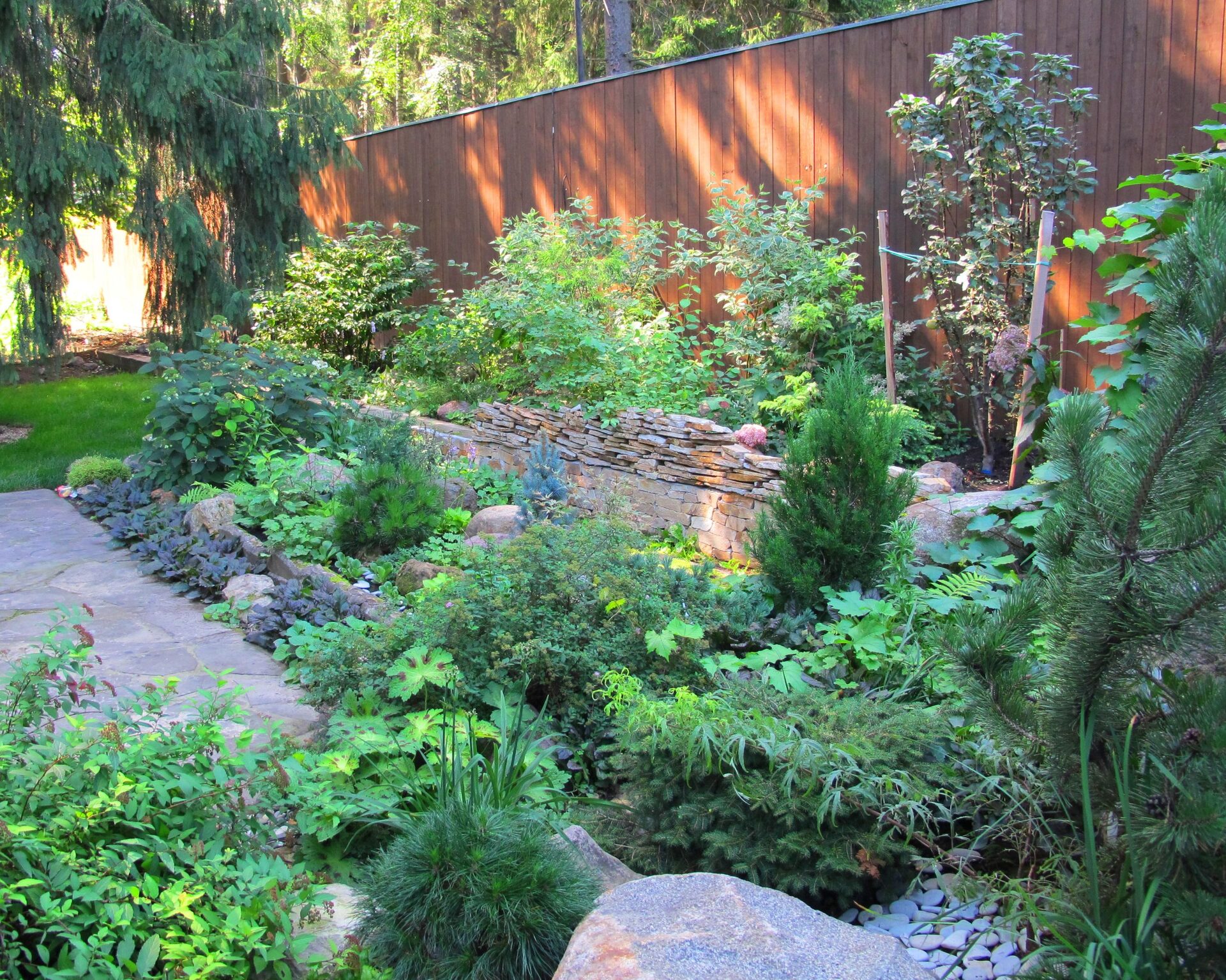 Каменистый сад у Мещерского парка